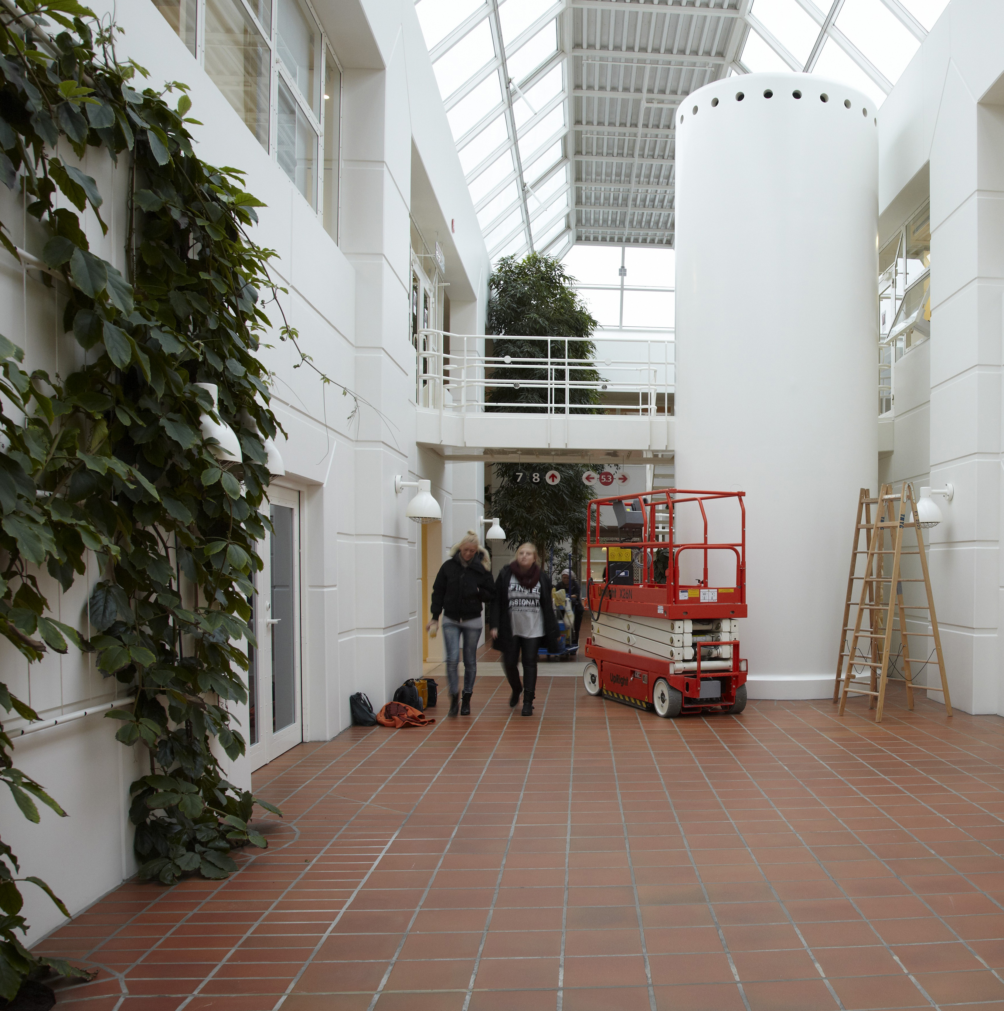 montering af udsmykning med grøn filt på elevatortårn hos Tryg filt (1)